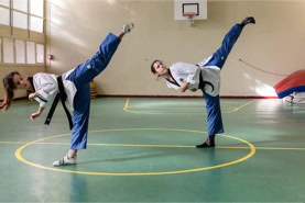 Cours de Taekwondo à Fresnes pour enfants de 8 à 12 ans, adolescents et adultes. Horaires le mardi, le jeudi et le dimanche. Tarifs et inscriptions.