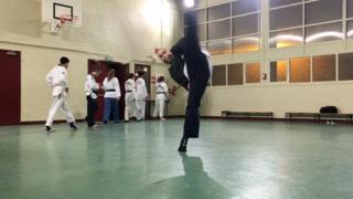 Cours de Taekwondo à Fresnes pour enfants de 8 à 12 ans, adolescents et adultes. Horaires le mardi, le jeudi et le dimanche. Tarifs et inscriptions.